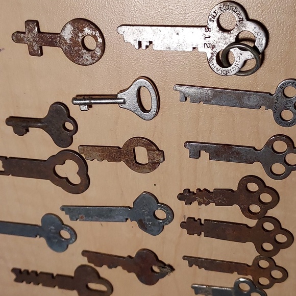 Antique Skeleton Keys Set of 20 Many Types Some Rusty - Picture 2 of 4